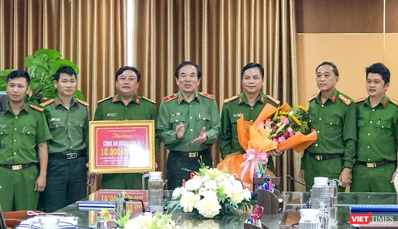 Thiếu tướng Vũ Xuân Viên - Giám đốc Công an TP Đà Nẵng tặng thưởng lực lượng Công an quận Cẩm Lệ.