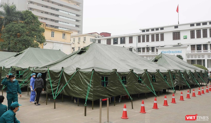 Bệnh viện dã chiến Bạch Mai được hoàn thành chỉ sau 4 tiếng đồng hồ (Ảnh Đỗ Hằng)