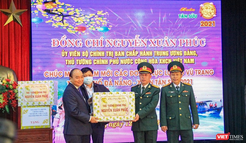 Thủ tướng Nguyễn Xuân Phúc tặng quà lực lượng vũ trang Đà Nẵng nhân dịp Tết Nguyên đán Tân Sửu