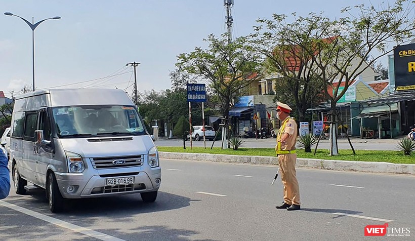Lực lượng CSGT Công an TP Đà Nẵng kiểm soát người ra vào TP trong đợt dịch COVID-19 bùng phát đợt 3