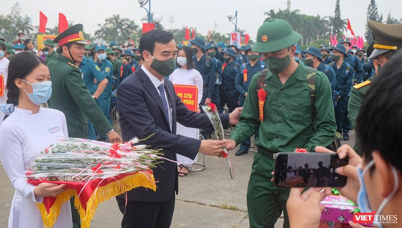 Chủ tịch UBND TP Đà Nẵng Lê Trung Chinh tặng hoa cho tân binh trong ngày tuyển quân năm 2021 