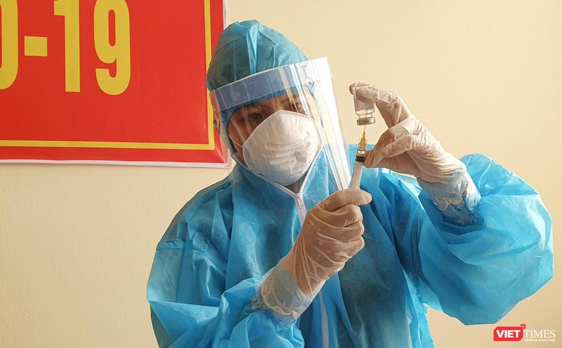 Lực lượng y tế tiêm vaccine phòng COVID-19 cho các đối tượng tuyến đầu trên địa bàn TP Đà Nẵng