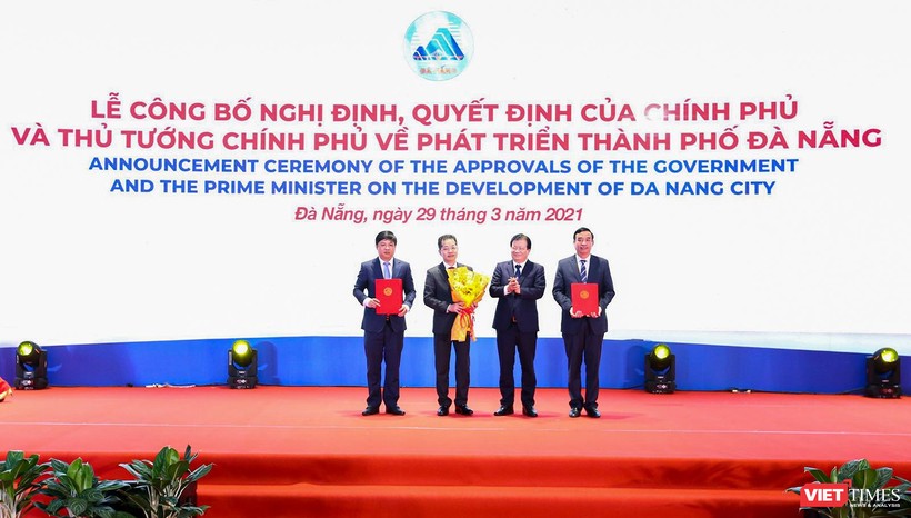  Phó Thủ tướng Trịnh Đình Dũng thay mặt Chính phủ trao quyết định cho lãnh đạo TP Đà Nẵng