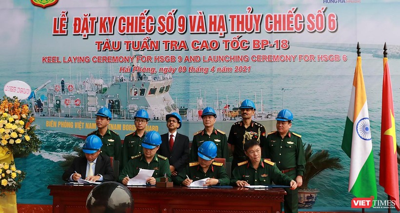 Quang cảnh lễ hạ thuỷ và đặt ky cho 2 trong số 12 tàu tuần tra cao tốc đang được đóng cho Bộ Tư lệnh Bộ đội Biên phòng Việt Nam (ảnh Đại sứ quán Ấn Độ cung cấp)