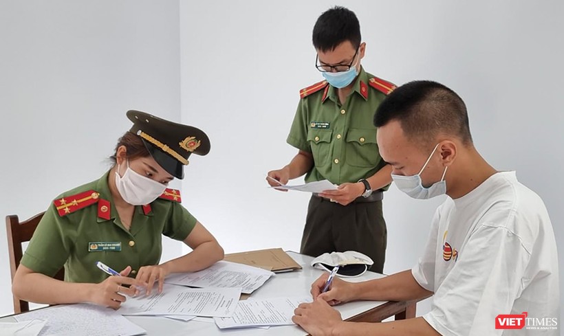 Lực lượng An ninh điều tra Công an TP Đà Nẵng đang lấy lời khai một đối tượng trong đường dây đưa người Trung Quốc nhập cảnh trái phép vào Việt Nam