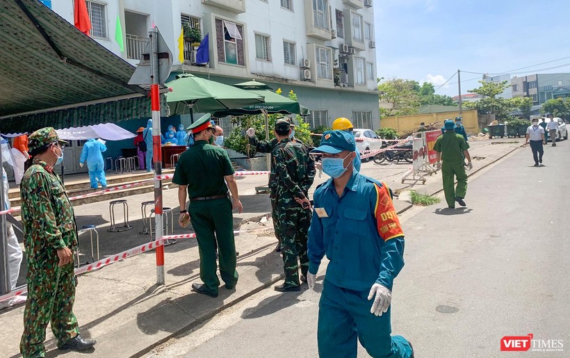 Lực lượng y tế, quân đội phong toả khu chung cư trên địa bàn TP Đà Nẵng khi có ca nghi mắc COVID-19