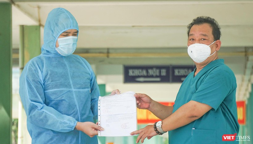 Bác sĩ Lê Thành Phúc, Giám đốc Bệnh viện Phổi Đà Nẵng trao giấy chứng nhận cho bệnh nhân BN 2982 trong buổi xuất viện diễn ra sáng ngày 21/5