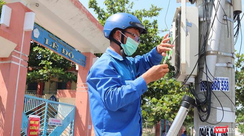 Cán bộ kỹ thuật VNPT kết nối đường truyền cho các trường học ở Đà Nẵng (Ảnh: Trịnh Quang)