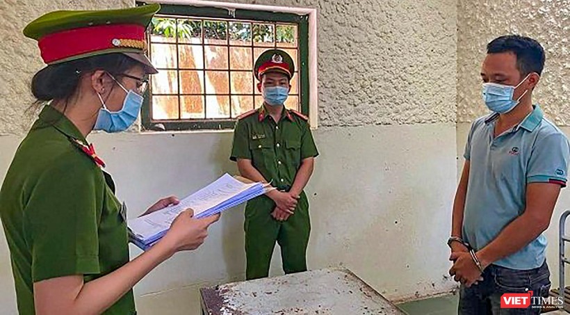 Lực lượng công an tống đạt quyết định khởi tố vụ án, khởi tố bị can và thực hiện lệnh bắt tạm giam đối với tài xế Nguyễn Quốc Tuấn 