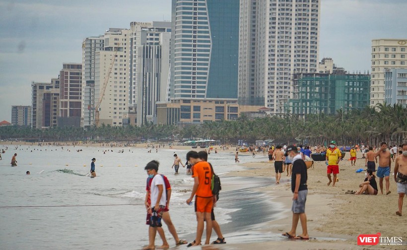 Một góc bãi biển du lịch Đà Nẵng trong những ngày dỡ bỏ giãn cách xã hội
