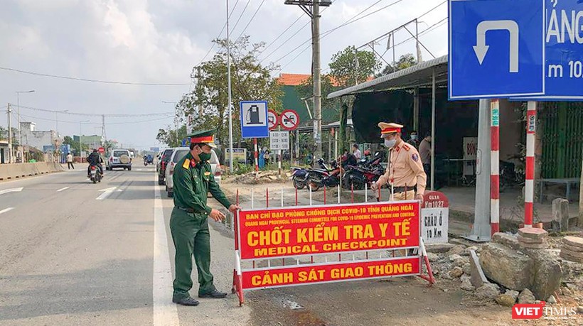 Lực lượng công an, quân đội tỉnh Quảng Ngãi thiết lập chốt kiểm soát dịch COVID-19 trên đian bàn