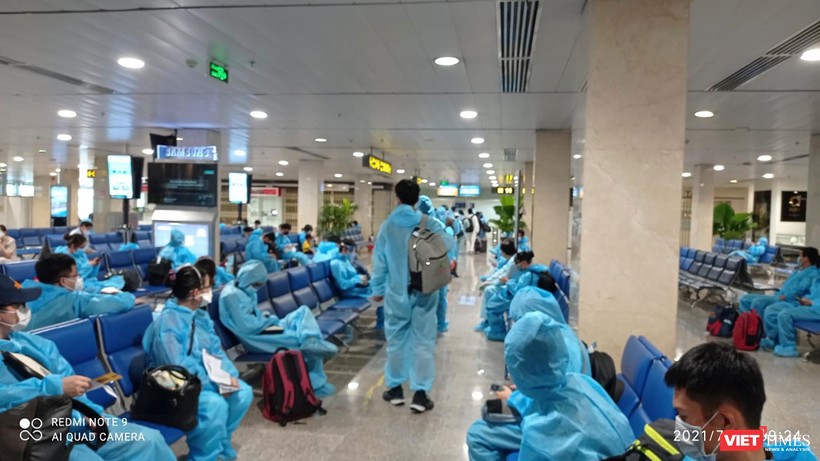 Người dân từ TP HCM đang làm thủ tục nhập cảnh tại sân bay Đà Nẵng