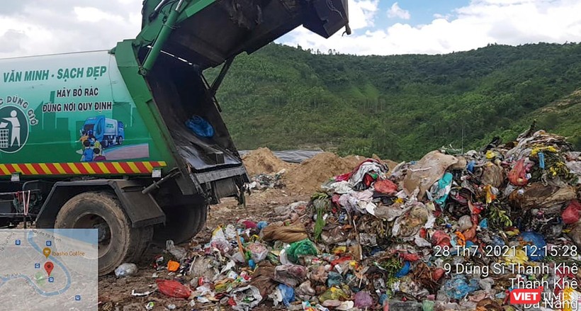 Xe thu gom vận chuyển rác mang BKS 29T-6627 đổ rác thải sinh hoạt có lẫn rác y tế nguy hại tại hộc số 4 bãi rác Khánh Sơn.