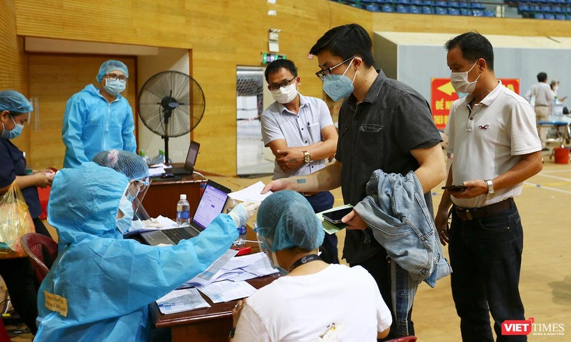 Lực lượng y tế Đà Nẵng kiểm tra dịch tễ người dân trước khi tiêm vaccine phòng COVID-19