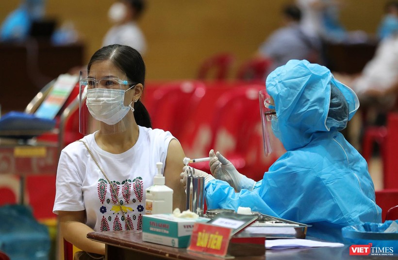 Lực lượng y tế tiêm vaccine phòng COVID-19 cho người dân Đà Nẵng
