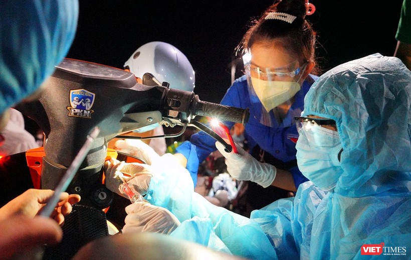 Đội SOS sinh viên ĐH Đông Á sửa xe cho người dân tại điểm dừng trên đia bàn TP Đà Nẵng trong hành trình từ TP HCM về quê tránh dịch