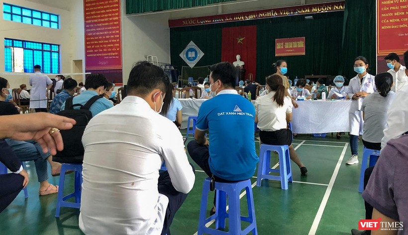 Quang cảnh buổi tiêm vaccine COVID-19 đợt 3 cho các đối tượng ưu tiên tại Quảng Nam