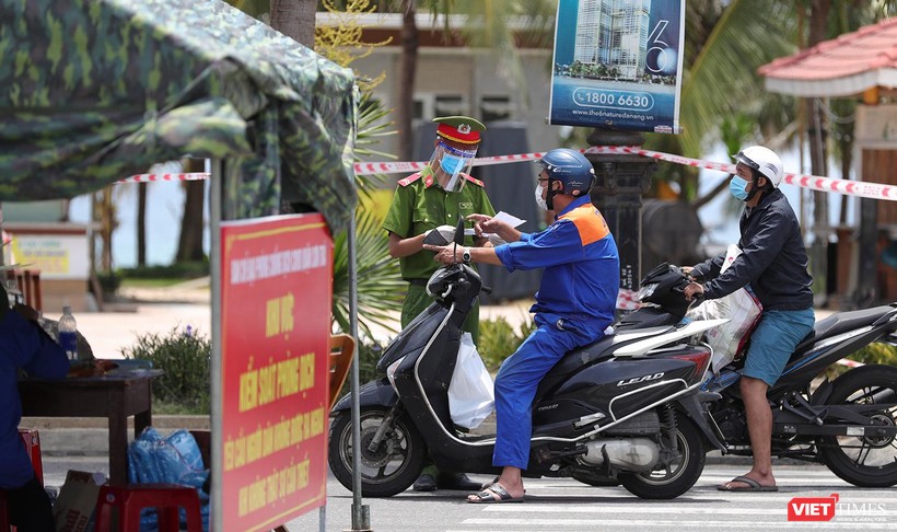 Lực lượng công an kiểm soát người dân và phương tiện lưu thông bằng giấy đi đường ở TP Đà Nẵng