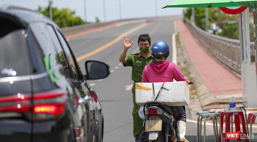 Lực lượng kiểm soát dịch Đà Nẵng hạn chế phương tiện giao thông lưu thông qua cầu Thuận Phước trong thời gian phong toả cứng toàn TP