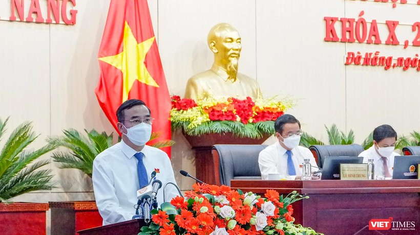 Ông Lê Trung Chinh - Chủ tịch UBND TP Đà Nẵng phát biểu giải trình tại phiên làm việc cuối của kỳ họp thứ 2 HĐND TP Đà Nẵng khóa X, diễn ra chiều ngày 12/8