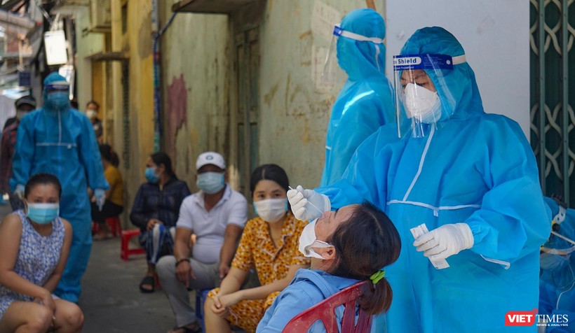 Lực lượng y tế lấy mẫu xét nghiệm SARS-CoV-2 trong cộng đồng tại Đà Nẵng