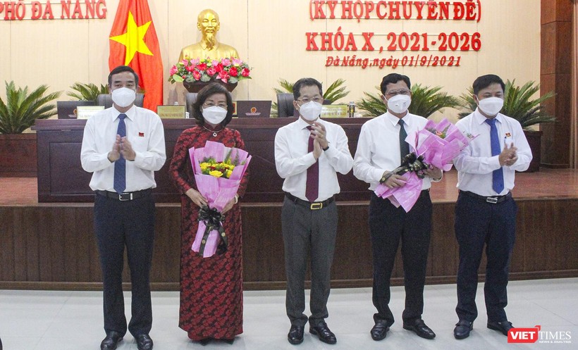 Bí thư Thành uỷ, Chủ tịch HĐND TP và Chủ tịch UBND TP Đà Nẵng tặng hoa cho 2 tân Phó Chủ tịch UBND TP Đà Nẵng nhiệm kỳ 2021-2026