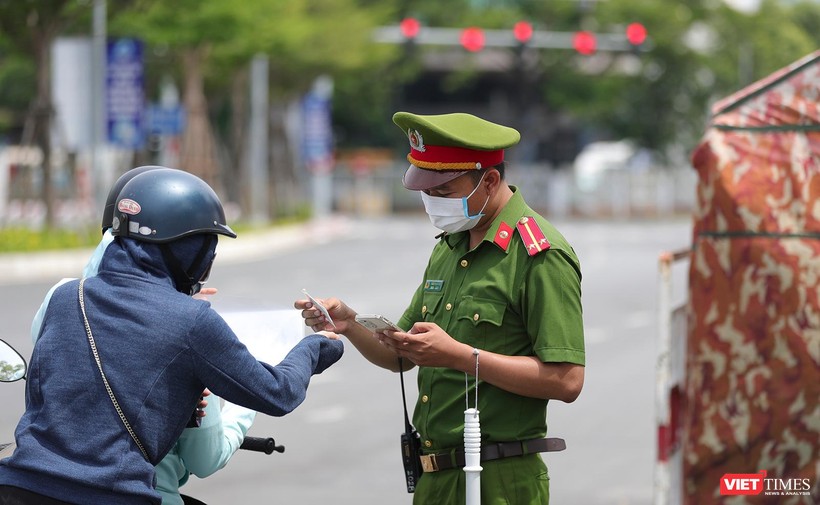 Lực lượng công an Đà Nẵng kiểm soát người dân ra đường theo quy định của UBND TP