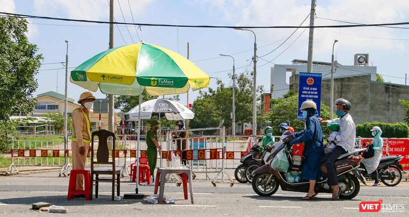 Chốt kiểm soát phòng dịch COVID-19 tại cửa ngõ giao thông ra vào TP Đà Nẵng
