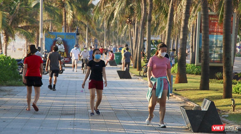 Người dân và du khách ở Đà Nẵng dạo biển sau thời gian dài giãn cách xã hội