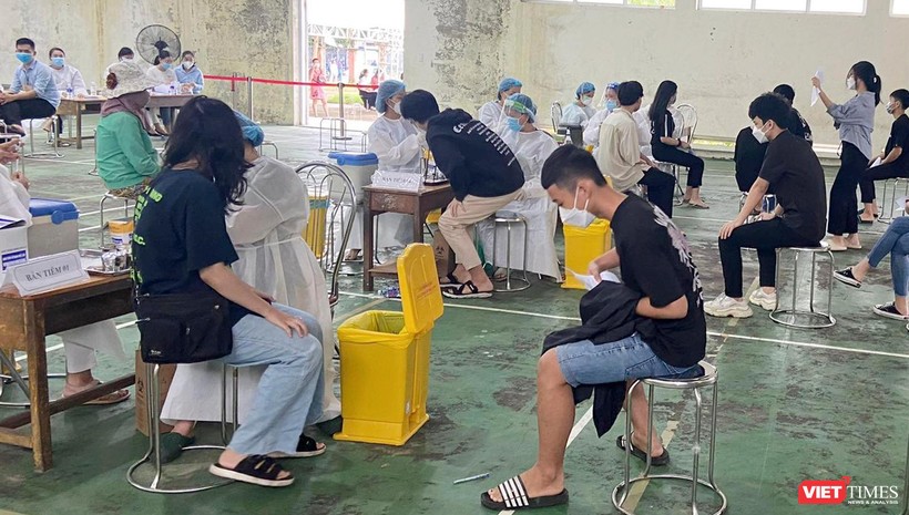 Trẻ em trong độ tuổi 15-18 tuổi tiêm vaccine COVID-19 tại điểm tiêm trường THCS Huỳnh Thúc Kháng, quận Sơn Trà
