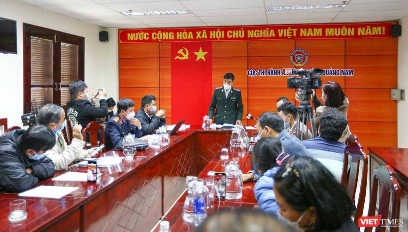 Ông Nguyễn Hồ Hiền – Cục phó Cục THADS tỉnh Quảng Nam trả lời ý kiến các bên tại buổi làm việc