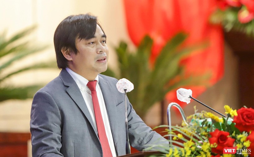 Ông Tô Văn Hùng - Giám đốc Sở TN&MT TP Đà Nẵng trong phiên chất vấn kỳ họp thứ 4, HĐND TP Đà Nẵng khóa X diễn ra chiều ngày 16/12.