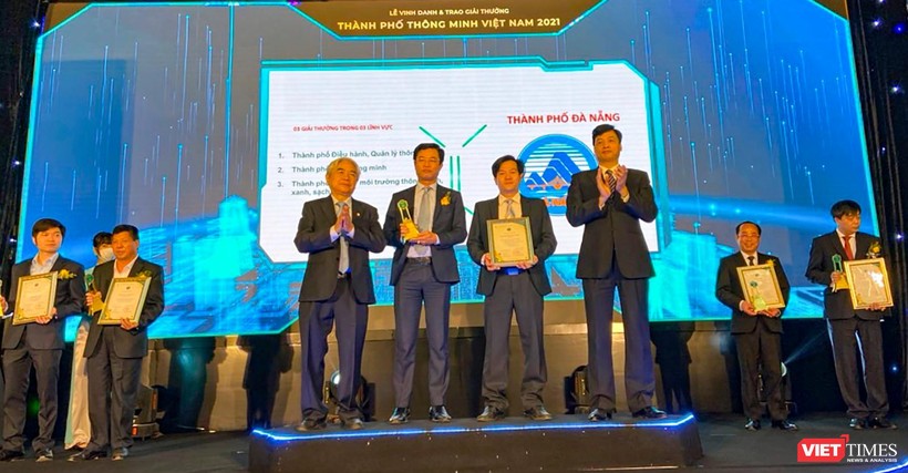 Đại diện TP Đà Nẵng nhận giải thưởng TP Thông minh Việt Nam 2021
