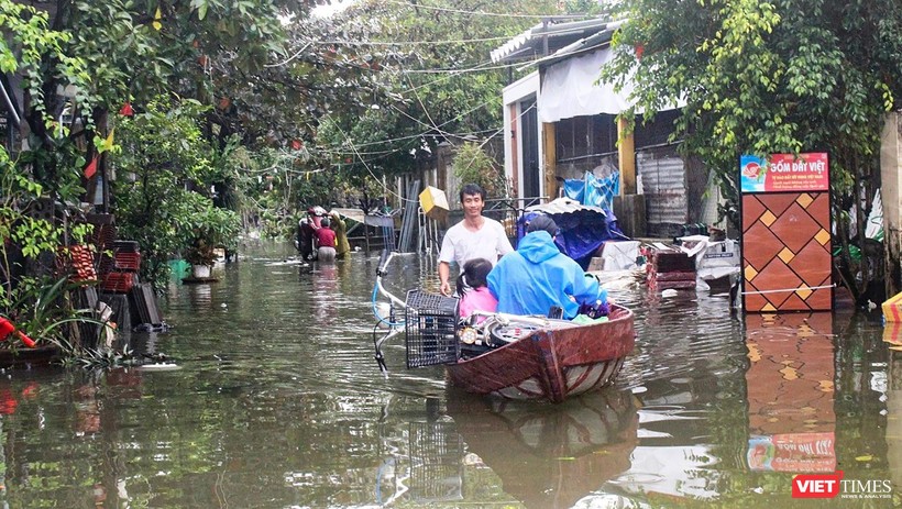 Mưa lớn gây ngập ở các tỉnh thành khu vực Trung Trung Bộ