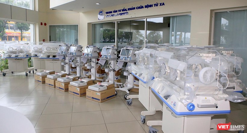 Lô trang thiết bị y tế gồm 5 máy thở, 5 máy điện tim và 7 lồng ấp trẻ em vừa được JICA bàn giao cho Bệnh viện Trung ương Huế