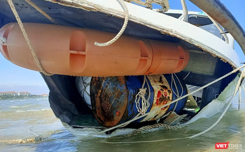 Hiện trạng phần mũi tàu bị nạn trên biển Cửa Đại (Hội An) khiến 17 người thiệt mạng