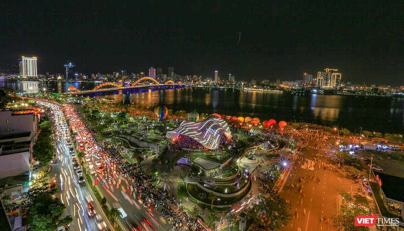 Công viên APEC (Đà Nẵng) trong đêm trình diễn thả hoa đăng bằng khinh khí cầu