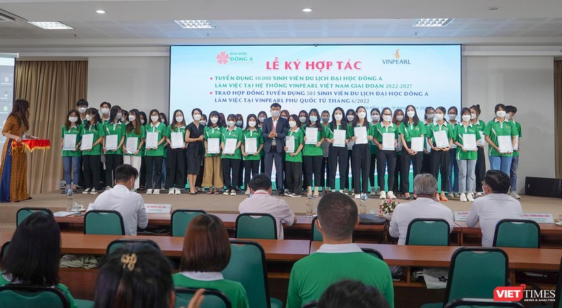 Đại diện Vinpearl đã tiến hành trao hợp đồng tuyển dụng cho sinh viên ngành Du lịch của Đại học Đông Á vào làm việc chính thức tại Vinpearl Phú Quốc. 