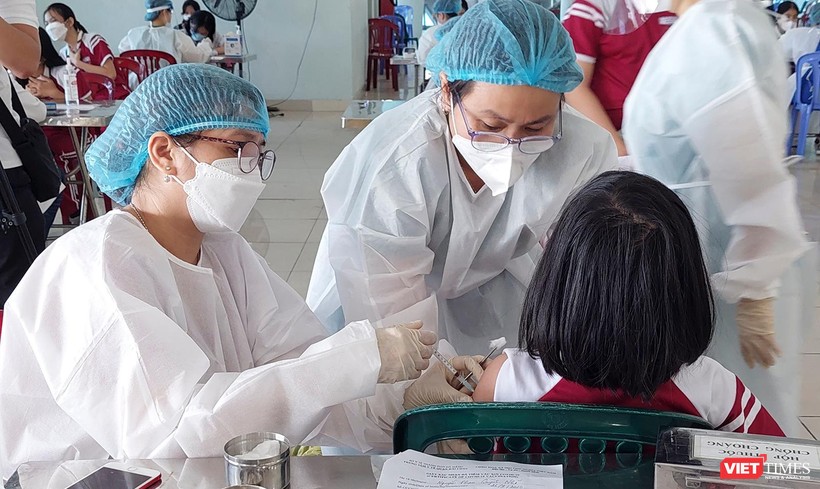 Lực lượng y tế Đà Nẵng tiêm vaccine phòng COVID-19 cho đối tượng từ 12-17 tuổi trên địa bàn