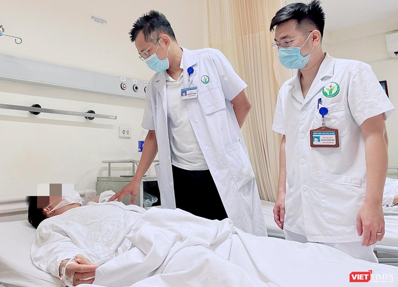 Các bác sĩ Bệnh viện hữu nghị Việt Đức thăm khám cho bệnh nhân sau phẫu thuật (ảnh BVCC)