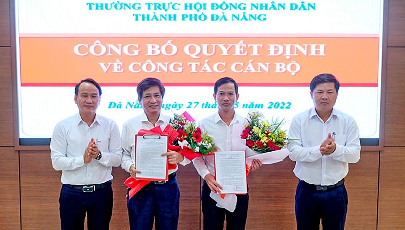 Ông Nguyễn Xuân Tiến (thứ 2 từ phải sang) tại buổi công bố quyết định bổ nhiệm (ảnh HDND TP)