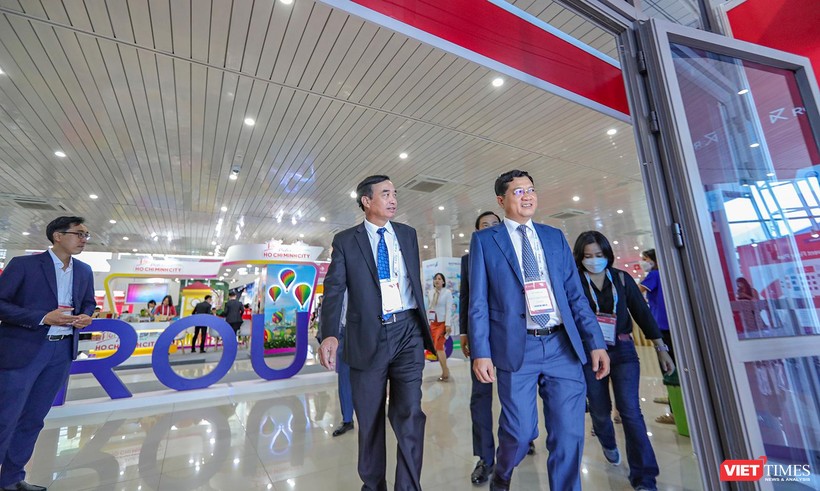 Ông Lê Trung Chinh - Chủ tịch UBND TP Đà Nẵng (bìa trái) và ông Trần Phước Sơn - Phó Chủ tịch UBND TP Đà Nẵng tại sự kiện khai mạc Diễn đàn phát triển đường bay châu Á 2022 