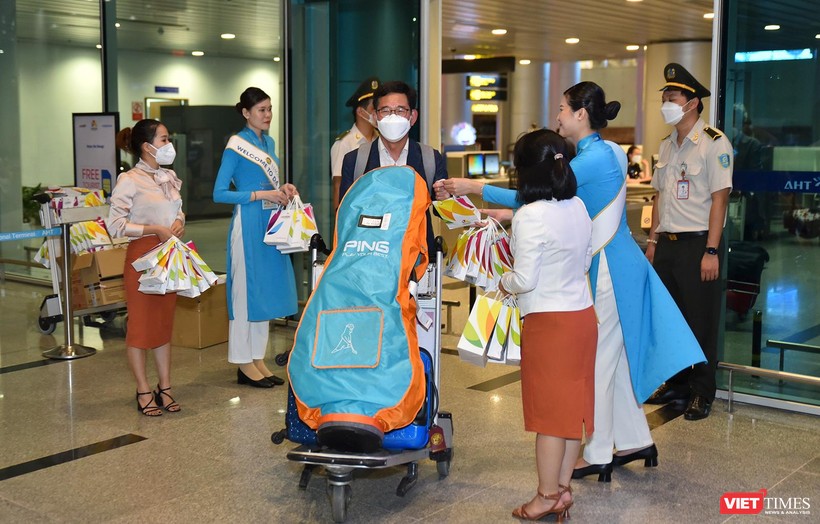 Du khách quốc tế đến Đà Nẵng này càng đông, kéo theo yêu cầu về biện pháp phòng chống dịch COVID-19 cần được tăng cường
