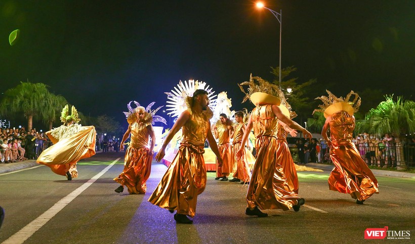 Một màn trình diễn Carnival đường Đà Nẵng 2022 diễn ra tối ngày 25/6