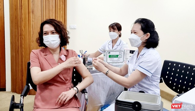 Thứ trưởng Bộ Y tế Nguyễn Thị Liên Hương tiêm mũi nhắc vaccine phòng COVID-19 tại lễ phát động
