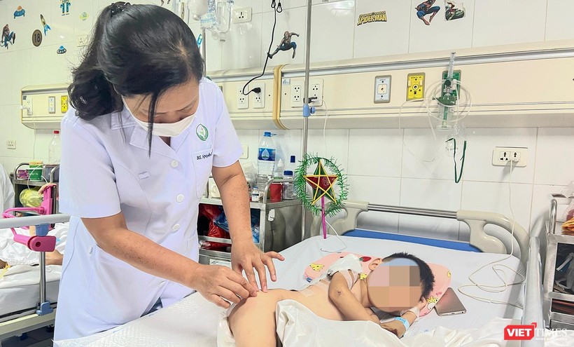 Bác sĩ Bệnh viện Hữu nghị Việt Đức chăm sóc bệnh nhân nhi