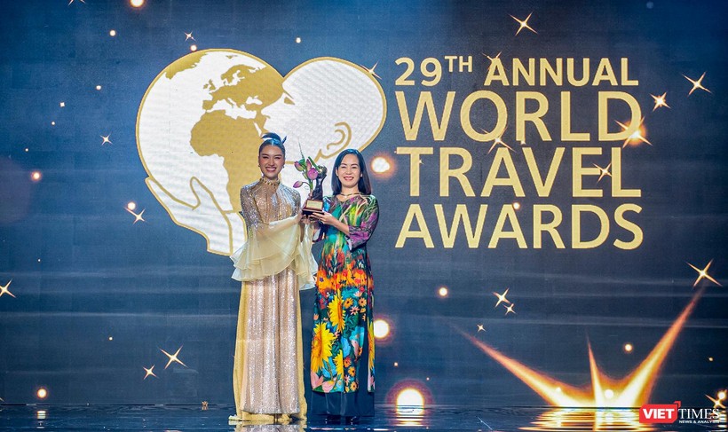 Bà Trương Thị Hồng Hạnh-Giám đốc Sở Du lịch Đà Nẵng (bìa phải), nhận cup danh hiệu “Điểm đến sự kiện và lễ hội hàng đầu châu Á 2022” từ ban tổ chức