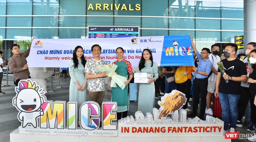 Lãnh đạo ngành du lịch Đà Nẵng tại buổi đón đoàn du khách MICE quốc tế