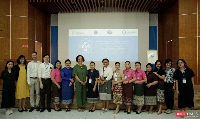 Đại diện Bộ Y tế Cam-pu-chia, Lào và Việt Nam chụp ảnh lưu niệm trong khuôn khổ chuyến tham quan mô hình Bệnh viện thực hành nuôi con bằng sữa mẹ xuất sắc tại Việt Nam.
