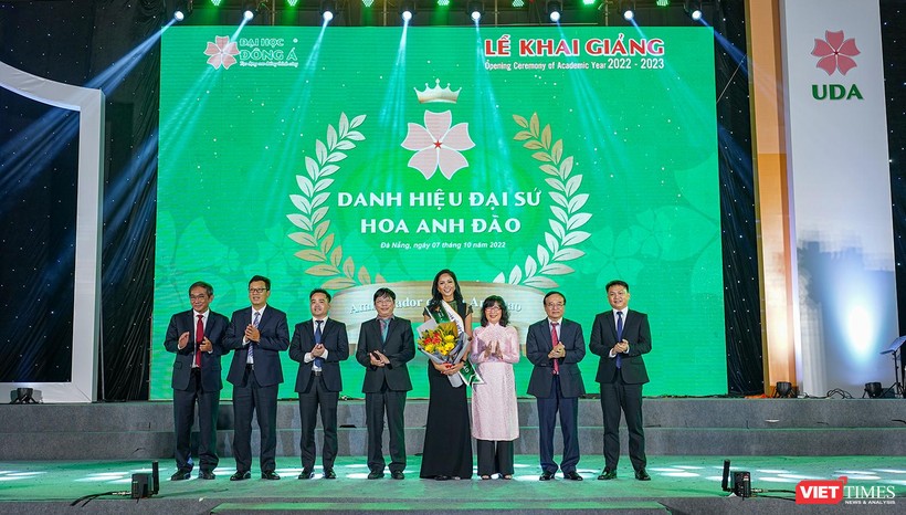 ĐH Đông Á trao danh hiệu Đại sứ Hoa Anh Đào đến Hoa hậu H’Hen Niê vì hành trình nghị lực, cùng những câu chuyện truyền cảm hứng của H’Hen Niê đến sinh viên